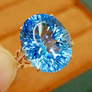 Anillo de oro de 14 quilates con Topacio Azul suizo, claridad del cielo, brillo cálido, esculpido, calma, pensamiento radiante, presencia pura, luz profunda, forma equilibrada, resplandor - Product Image 2