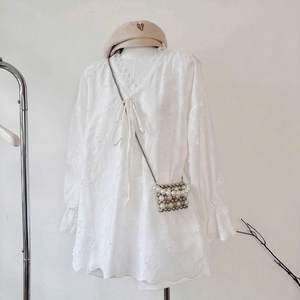 Chemise en mousseline de soie blanche florale de qualité supérieure, col en V, haut décontracté pour femmes - Product Image 5