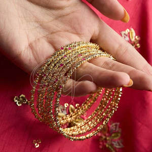 Bracelets en perles de prune, délicatement ornés d'un plaqué or brillant, une touche de douceur et d'élégance - Product Image 4