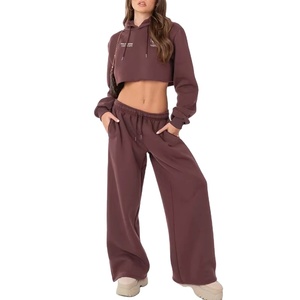 Ensemble deux pièces décontracté pour femme en polyester et élasthanne, brodé, avec sweat à capuche court et pantalon droit à taille élastique - Product Image 5