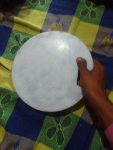 Planche à découper design ronde blanche Surface de coupe élégante Cuisine Planche durable élégante pour légumes Fruits Facile à nettoyer - Product Image 6