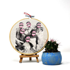 Décoration murale moderne en broderie point de croix faite à la main 15 cm - Matière coton - Décoration créative originale pour la maison - Thème mode - Product Image 1