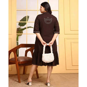 Deebaco Vestido camisero marrón de talla grande para mujer con estampado de lazos y volantes, vestido informal hasta la rodilla, cuello mandarín, manga corta - Product Image 4