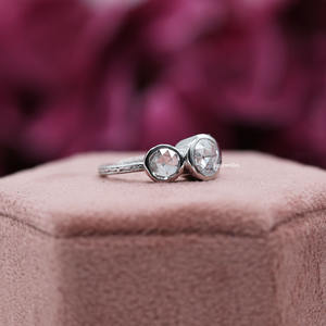 Anillo de Compromiso de Oro Macizo de 18K con Corte Redondo y Diamante Cultivado en Laboratorio, Engaste Lujoso de Tres Piedras, Anillo de Regalo para Mujer, IGI - Product Image 3