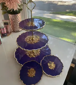 Soporte de pastel de resina hecho a mano asequible, postre de fiesta perfecto y opción de regalo, pieza de mesa elegante para exhibiciones de confitería - Product Image 1
