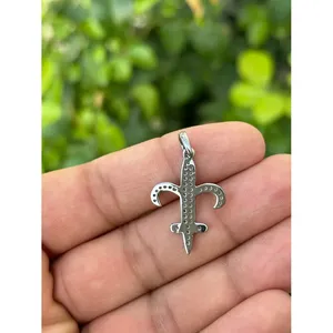Colgante de Flor de Lis en Oro de 14K con Baño de Rodio, Collar Moderno con Forma de Flor Religiosa para Compromiso o Regalo - Product Image 2
