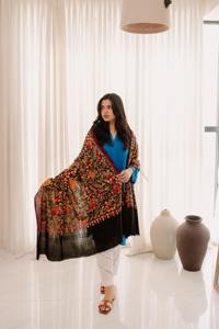 Écharpe en velours kashmiri traditionnelle vibrante, pièce de mode d'hiver, broderie paisley, solide, respirante, fines franges, polyester - Product Image 5