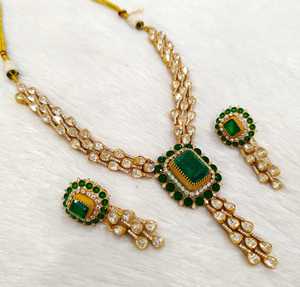 Ensemble de bijoux Mosenite de créateur avec boucles d'oreilles Finition or antique ornée de perles et de pierres pour les mariages et les célébrations - Product Image 6