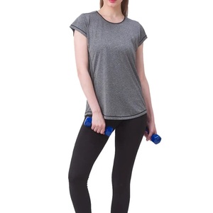 Camiseta deportiva de alto rendimiento, 90% poliéster, 5% spandex, con logo impreso personalizado, estilo de costura con ribete, para saltos, sentadillas y correr. - Product Image 1