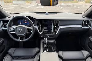 PRÊT À ÊTRE EXPÉDIÉ RHD/LHD 2025 VO-LVO V60 T8 POLE-STAR ENGINEERED 455-HP PLUG-IN HYBRID AWD - Product Image 2