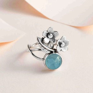 Bague en argent sterling faite à la main au design floral artisanal pour le printemps ou les mariages et anniversaires au meilleur prix - Product Image 1