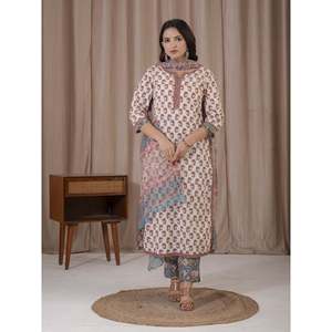 Conjunto de Kurta y Pantalón de Algodón con Estampado a Mano en Blanco y Rosa para Primavera - Product Image 5