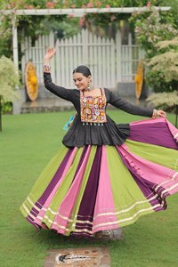 Lehenga Choli de viscosa de lujo para adultos, bordado artesanal y trabajo de lentejuelas para funciones de boda - Product Image 6