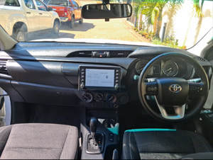 Auto Usado de Calidad a Precio Accesible, Toyota Hilux 2024 2.4 GD-6, Carrocería Elevada, Cabina Extendida, Volante a la Derecha - Product Image 2