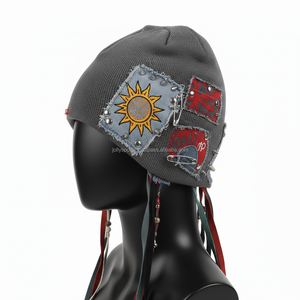 หมวกบีนนี่ไหมพรมอะคริลิกพรีเมียมสำหรับผู้หญิง 200 GSM อุ่นสบายสำหรับฤดูหนาว สีเทา หลากสี ปักลายโลโก้โลหะติดหมวก หมวกบีนนี่ลาย jacquard - Product Image 5