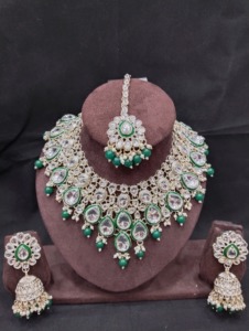 Conjunto de Collar de Novia Kundan Plateado con Aretes Jhumka de Perlas con Esmalte Verde para Bodas, Joyería para Mujer - Product Image 2