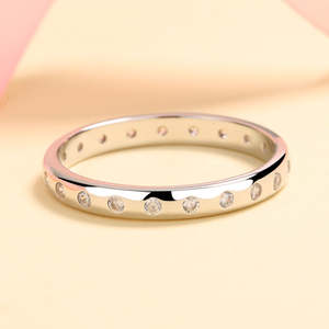 Anello a fascia in argento sterling con accenti di cristallo - Product Image 2