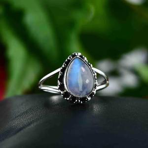 Anillo de piedra lunar arcoíris de lujo de calidad superior Anillo de plata esterlina hecho a mano para bodas Disponible al mejor precio - Product Image 3