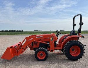 Tractor diésel compacto Kubota disponible para venta usada, en stock, entrega rápida, mejor precio, equipo agrícola. - Product Image 2