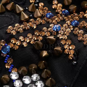 Pull à capuche avec motif graphique en strass Sweat à capuche Basics de haute qualité avec design en strass scintillant - Product Image 6