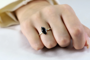 Belle bague en onyx noir plaqué or 18 carats faite à la main bijoux fins pour femmes cadeau de mariage - Product Image 5