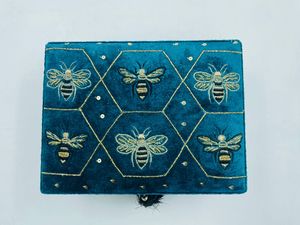 กล่องเก็บเครื่องประดับผ้าฝ้ายทรงสี่เหลี่ยมผืนผ้าลายผึ้งขนาดใหญ่ ออกแบบเองได้ ปักลายลูกปัด สำหรับเก็บเครื่องสำอาง แหวน สร้อยคอ - Product Image 2