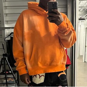 Sweat-shirt surdimensionné orange personnalisé avec sweat à capuche délavé à l'épaule et au soleil fabriqué à partir de tissu français avec logo personnalisé - Product Image 4