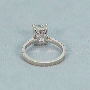 Anillo de Diamante Solitario con Corte Esmeralda de 14 Quilates, Increíblemente Formado, para Compromiso, con Claridad VVS - Product Image 3