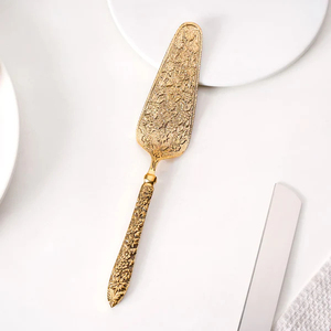 Ensemble de serveur de gâteau en relief en laiton tendance avec couteau en acier inoxydable parfait pour les hôtels et les restaurants raffinés Durable élégant et fonctionnel - Product Image 2