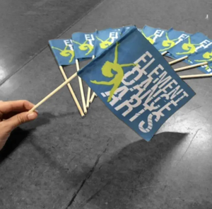 맞춤형 로고 디자인 4x6 인치 양면 풀컬러 인쇄 폴리에스터 손 흔드는 깃발 손잡이 국기 폴 포켓 - Product Image 4