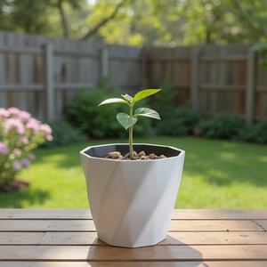 Pot de fleur de bureau en gros délicatement conçu en plastique à torsion ronde Construction durable forme ronde - Product Image 4