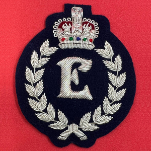 Logotipo de tela personalizado éxito de ventas logotipo requisito personalizado 100% tela de sarga adhesivo Merrow borde parches bordados hechos a mano insignia - Product Image 5