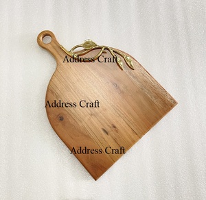 Nouvelle arrivée Planche à découper en bois d'acacia de forme ronde de grande taille avec poignée en laiton à motif de feuille Vente en usine Planche à charcuterie - Product Image 4