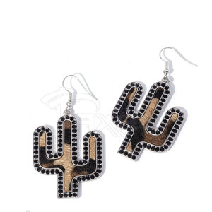 Boucles d'oreilles en cuir de vachette les plus récentes du service OEM Boucles d'oreilles en cuir de vachette sur mesure Quantité en vrac Boucles d'oreilles en cuir de vachette - Product Image 1