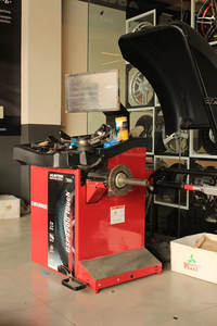 Desmontadora de Neumáticos Móvil TireChanger TC-2000 220V, Equipo de Desmontaje de Neumáticos para Automóviles, Automática/Manual, 1.1kW, 10-12 bar - Product Image 4