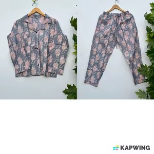 Ensemble de vêtements de nuit élégants en coton Design élégant et confortable pour les femmes modernes Pyjamas en tissu doux idéaux pour dormir - Product Image 1