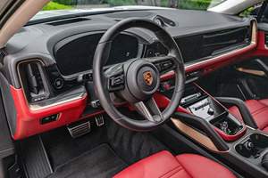 Porsche Cayenne Turbo GT 2024 Gasolina, Bajo Kilometraje - Product Image 3