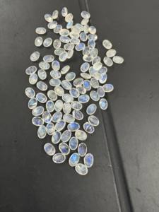 พลอยมูนสโตนสีขาวรุ้งทรงรีขนาด 5-6 มม. คุณภาพดีที่สุด ขัดเงา สีฟ้าธรรมชาติ - Product Image 2