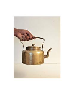 กาน้ำชาโลหะสไตล์วินเทจพร้อมดีไซน์สลักดอกไม้เหมาะสำหรับการจัดโต๊ะและพบปะสังสรรค์แบบคลาสสิก - Product Image 3