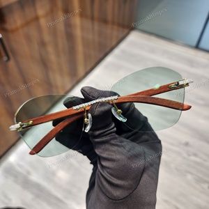 Lunettes de soleil vertes cloutées en acier inoxydable Moissanite de couleur VVS D de la plus haute qualité des fabricants indiens - Product Image 2