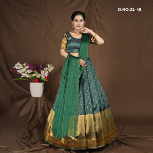 ชุดเลเฮนกาโชลีผ้าไหมบานาราซีระดับพรีเมียม พร้อมลวดลายทอมือแบบดั้งเดิมด้วยด้ายซารี ขอบผ้าประณีตสไตล์ดั้งเดิม และผ้าคลุมไหล่เข้าชุด - Product Image 2