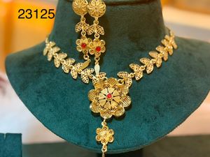 Collier et boucle d'oreille en or 24 carats élégant serti d'un design complexe en forme de poire. - Product Image 2