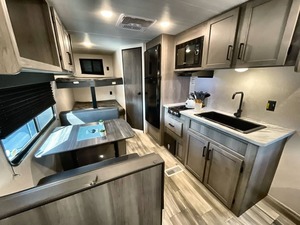 K-e-y-s-t-o-n-e Hideout Sport 240BH d'occasion 2024 prêt à la vente - Product Image 3