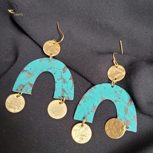 Boucles d'oreilles en métal à la mode pour femmes bijoux de créateur irréguliers de taille personnalisée avec des boîtes en bois élégantes - Product Image 1