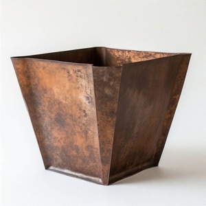 Urna con patas romanas con leones decorativos fundidos en acabado antiguo diseñados para exhibiciones florales o de jardín - Product Image 3