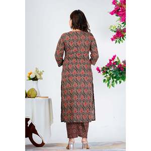 Conjunto de Kurta con Estampado Paisley Clásico en Negro y Rojo, Ropa Étnica India, con Dupatta de Georgette y Choli de Seda y Lehenga - Product Image 4