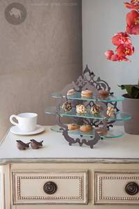 Bol à chocolat de luxe moderne avec accents métalliques, confiseries gourmandes de qualité supérieure dans un plateau rond élégant - Product Image 5