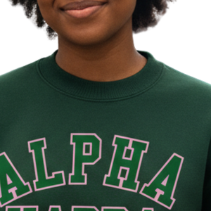 Sudadera AKA Ivy League de Primera Calidad, Sudadera con Cuello Redondo de Felpa, Ropa Personalizada para Hermandades Griegas, Verde Bosque con Letras Rosas - Product Image 4