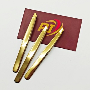 แหนบปลายเฉียงชุบทอง สลักโลโก้ตามสั่ง ผลิตจากสแตนเลส น้ำหนักเบา ทนทาน รับผลิตแบบ OEM/ODM สำหรับอุปกรณ์เสริมความงาม - Product Image 2