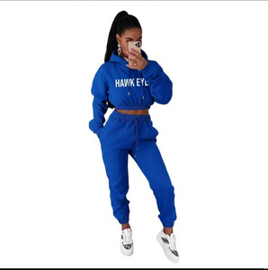 Ensemble de survêtement élégant pour femme, hiver, à capuche, en polaire unie, 2 pièces, manches courtes, 100% coton, confortable et polyvalent - Product Image 1